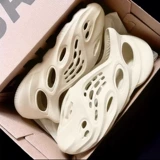 椰子 Аутентичные туфли Crocs с ощущением того, что наступаешь на дерьмо, версия для мужчин для ношения на улице, новые домашние повседневные тапочки 2025 года для женщин.