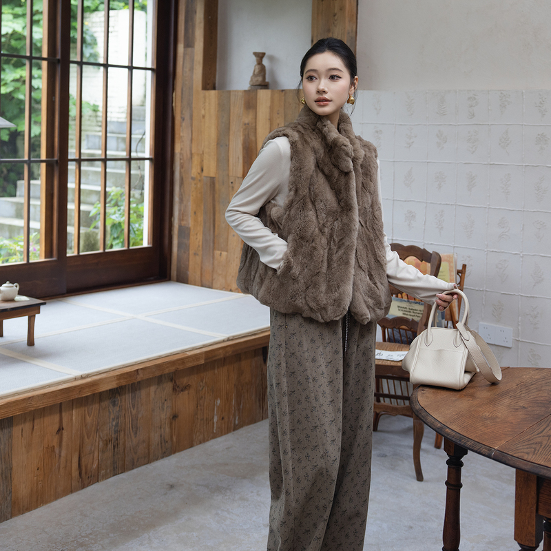 Me Lao Yang's Clothing: Rabbit King Vest, Rabbit Fur, Old Money Fashion, Versatile, Warm Outerwear, Luxurious Vest Me Lao Yang's Clothing: Rabbit King Vest, Rabbit Fur, Old Money Fashion, Versatile, Warm Outerwear, Luxurious Vest