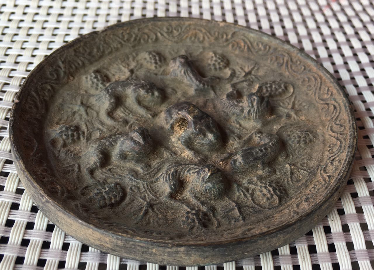 Antique collection antique makeup wedding Tang Dynasty pure copper brass old antique sea beast grape copper mirror old bag paste