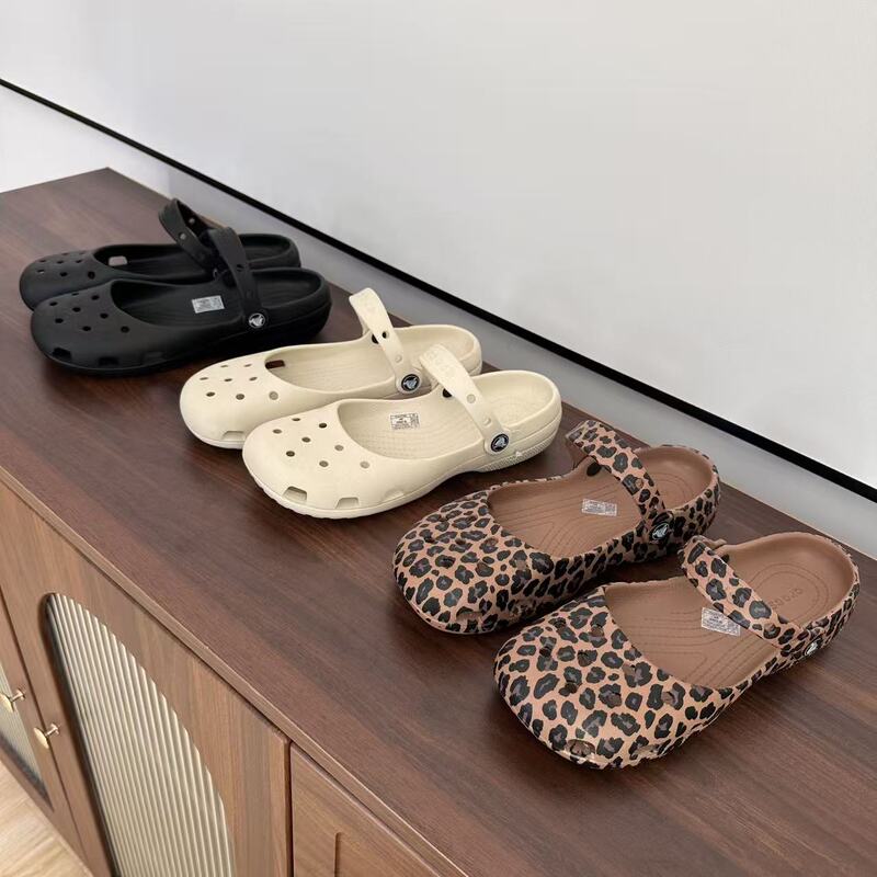 The Popular Ballet-Style Clogs Are Comfortable and Have a Unique Style The Popular Ballet-Style Clogs Are Comfortable and Have a Unique Style