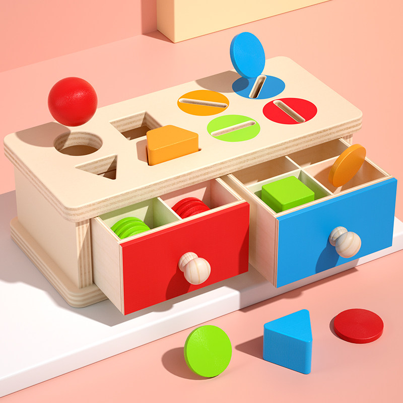 モンテッソーリ式コインボックスは、1～2歳のお子様の細かい運動能力、色の分類、形状認識の発達を促す早期教育玩具です。