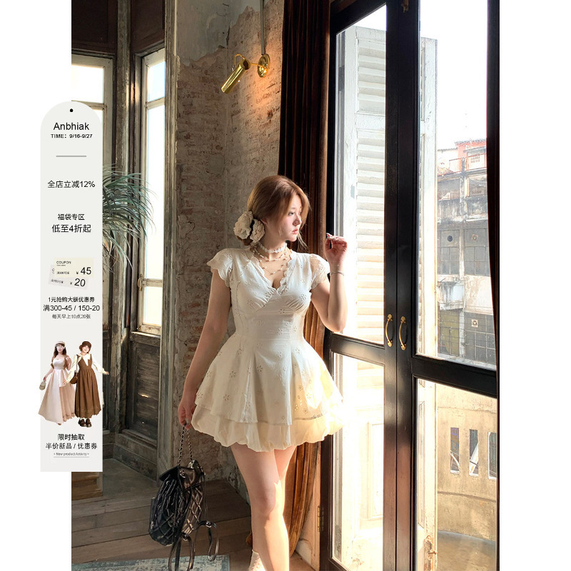 Annie Is Not Popular, but the Senna White Court-Style Hollow-Out Floral Dress with Small Flutter Sleeves Is a Plus-Size Design with a Waist-Cinching Effect Annie Is Not Popular, but the Senna White Court-Style Hollow-Out Floral Dress with Small Flutter Sleeves Is a Plus-Size Design with a Waist-Cinching Effect