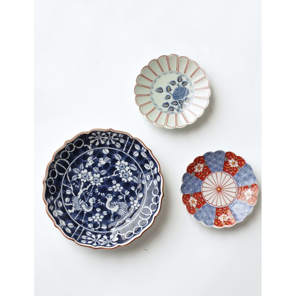 Japan imported Arita-yaki retro blue and white chrysanthemum bird plate dip small plate can be used as a pot tea tow