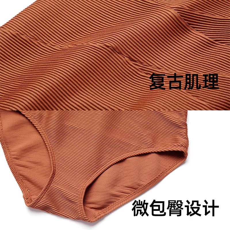 Fitted купальник, красивая спина, акцент на бёдрах