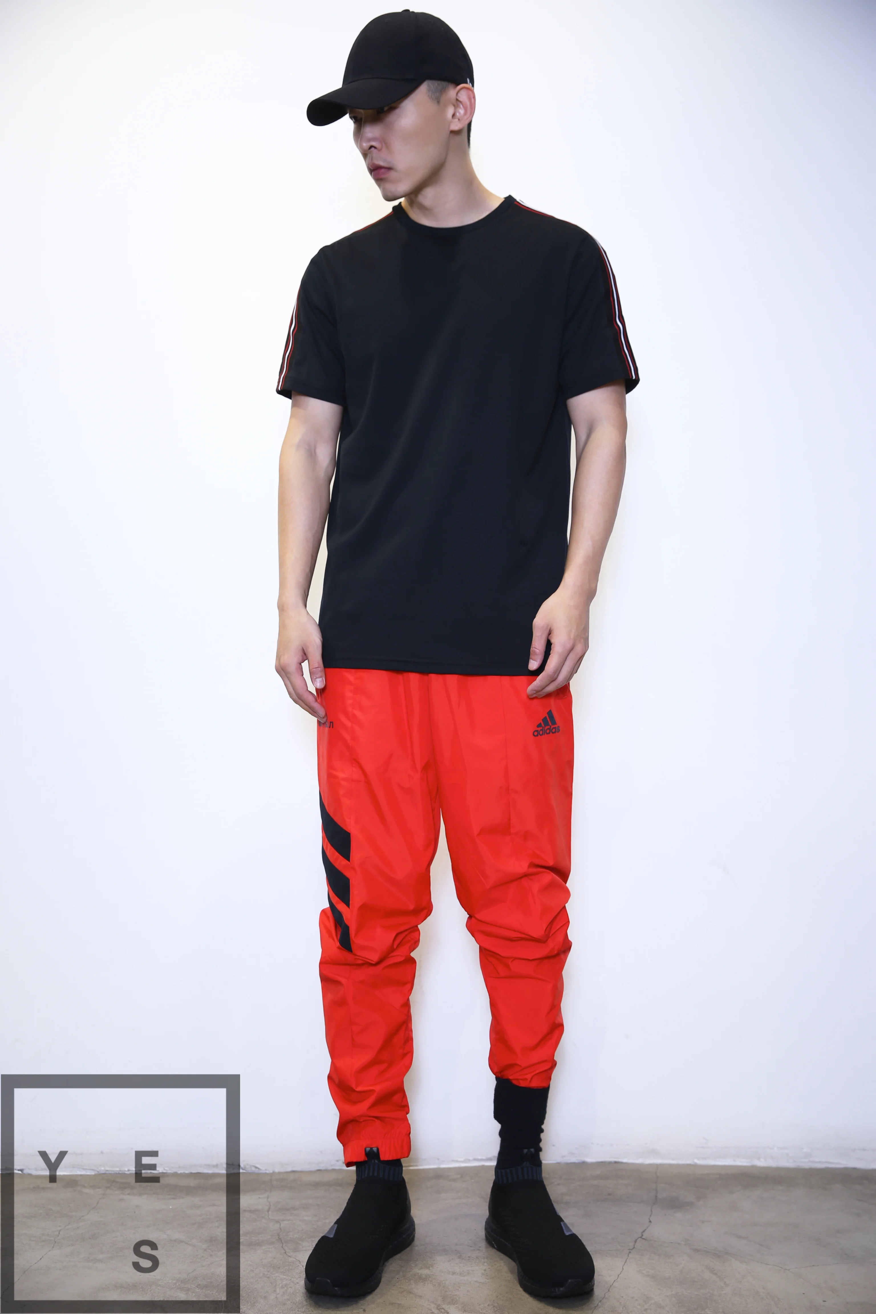 Красные ретро спортивные брюки Adidas (Physicals)