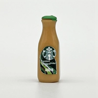 Светлая кофейная бутылка с зеленой крышкой.