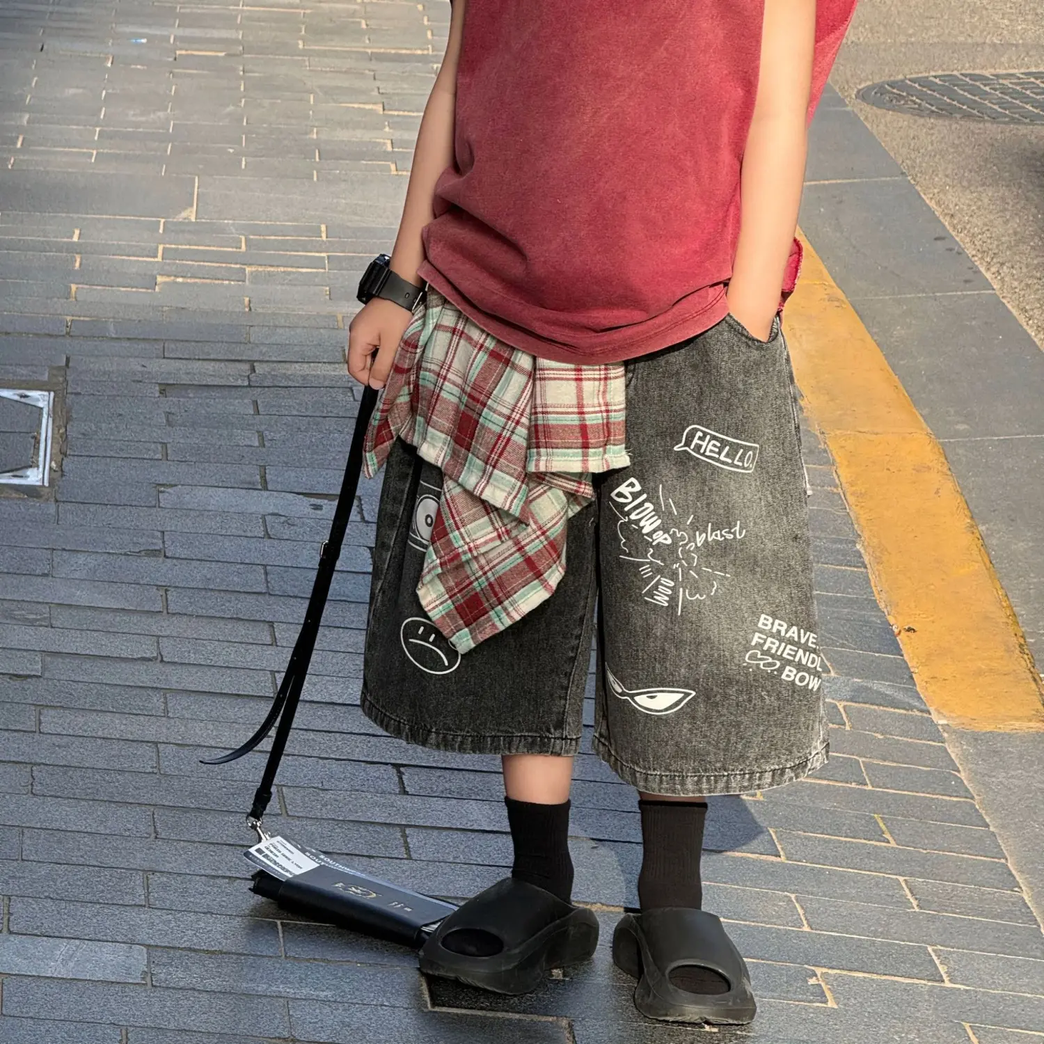 Джинсы детские 貌貌妈家2025夏季新款韩版男女童涂鸦卡通牛仔裤儿童五分裤短裤潮 001