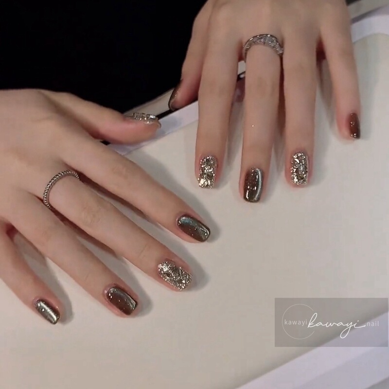 Evening Party Metallic Crushed Diamond Manicure, Handmade Wearable Nails, Dazzling Cat-Eye Short Style, 2025 New Autumn and Winter V8 Evening Party Metallic Crushed Diamond Manicure, Handmade Wearable Nails, Dazzling Cat-Eye Short Style, 2025 New Autumn and Winter V8