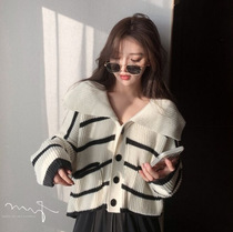 Small sub-sweater womens autumn and winter fashion foreign air large turnover with high waist short section Striped Knit Cardiovert Jacket 100 hitch