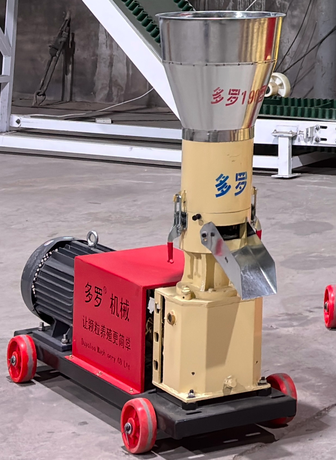 2026年买小型家用饲料颗粒机选广远？适合养鸡鸭鹅还是养猪牛羊？