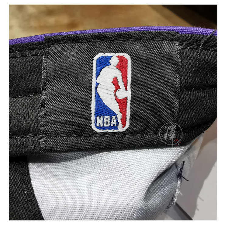 Kỷ nguyên mới NBA Lakers Lakers Chữ màu tím Mũ lưỡi trai Mũ thể thao mùa hè Mũ thường - Mũ thể thao mũ lưỡi trai lacoste