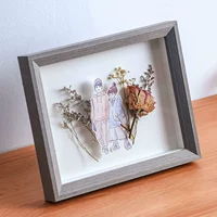 Сплошной древесина наклоняющегося серого дерева