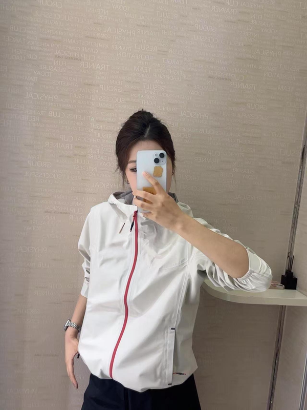 26 New Models of Outdoor Single-Layer Hooded Women's Jackets