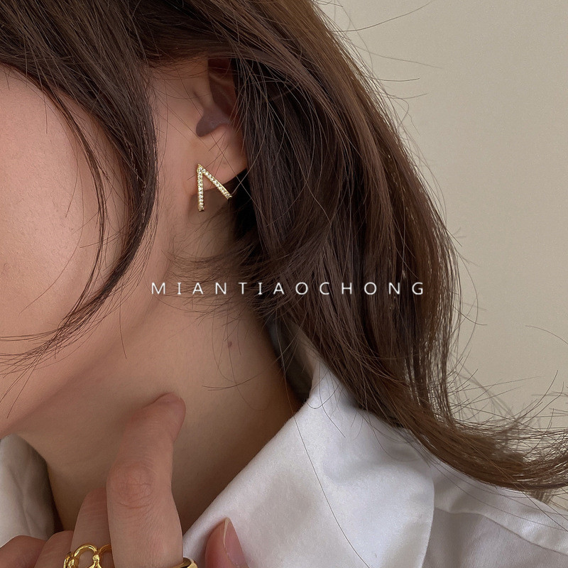 Cotton Bug 925 silver needle personality pounded v character inlaid bar student day Korean ear - nail female ear hole ear clamp