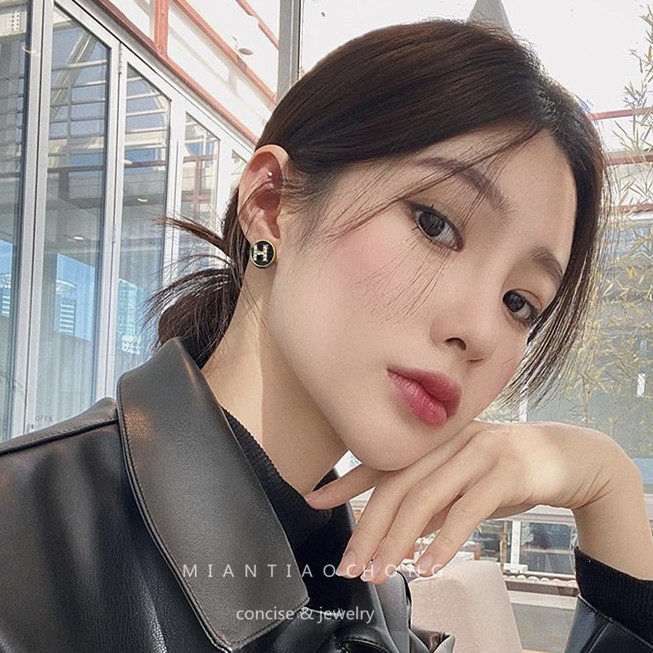 Net Red Superior Sensation Small Scent Wind Round Letter H Zircon Zircons Small Black No Earhole Female Ear Pin Ear Clip