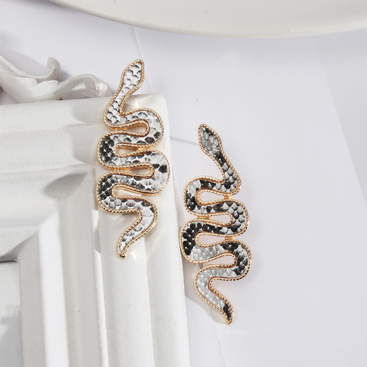 1 Paire Style Vintage Serpent Alliage Incruster Pu Coquille Femmes Boucles D'oreilles display picture 2