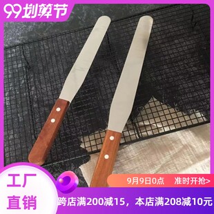 Украшение крема для царапины для торта, выравнивайте нож и снимите нож для выпечки лапши.