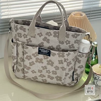 Полиэстер с тиснением цвета хаки.