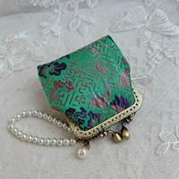 Peacock Blue преобладает