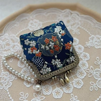 Темно-синий цветок граната, согласно фотографии.