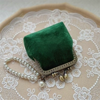 Темно-зеленый бархат, согласно фото.