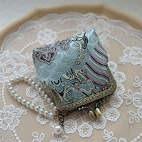 Серые и голубые благоприятные облака, согласно картине