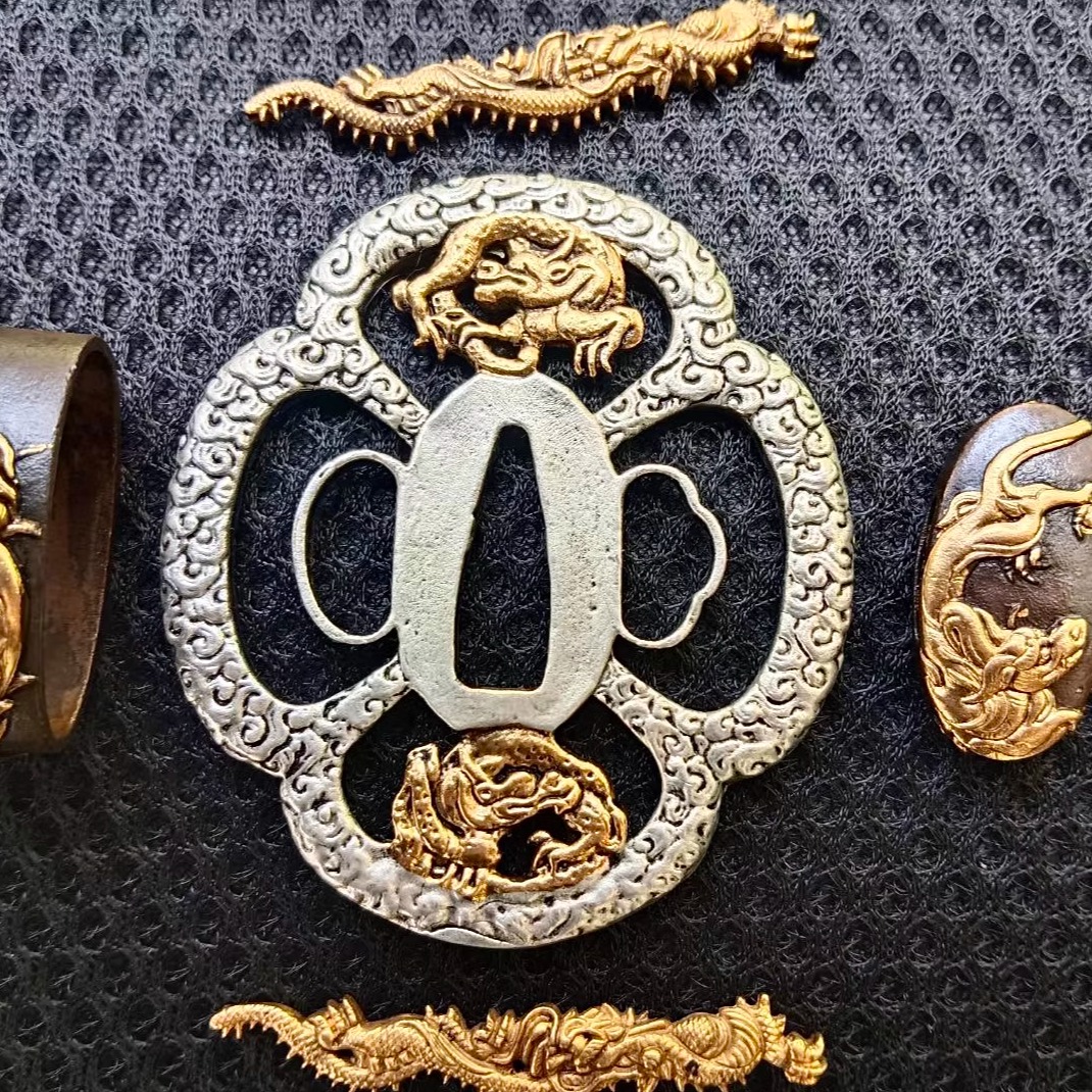 纯铜鎏金银雕刻的日式刀镡套装是如何制作的？有哪些特点？-剑架
