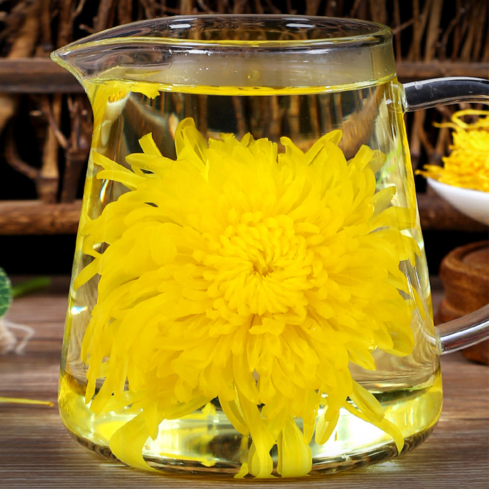 Chrysanthemum tea Golden Chrysanthemum one cup of yellow chrysanthemum tea wolfberry deciding to make the tea