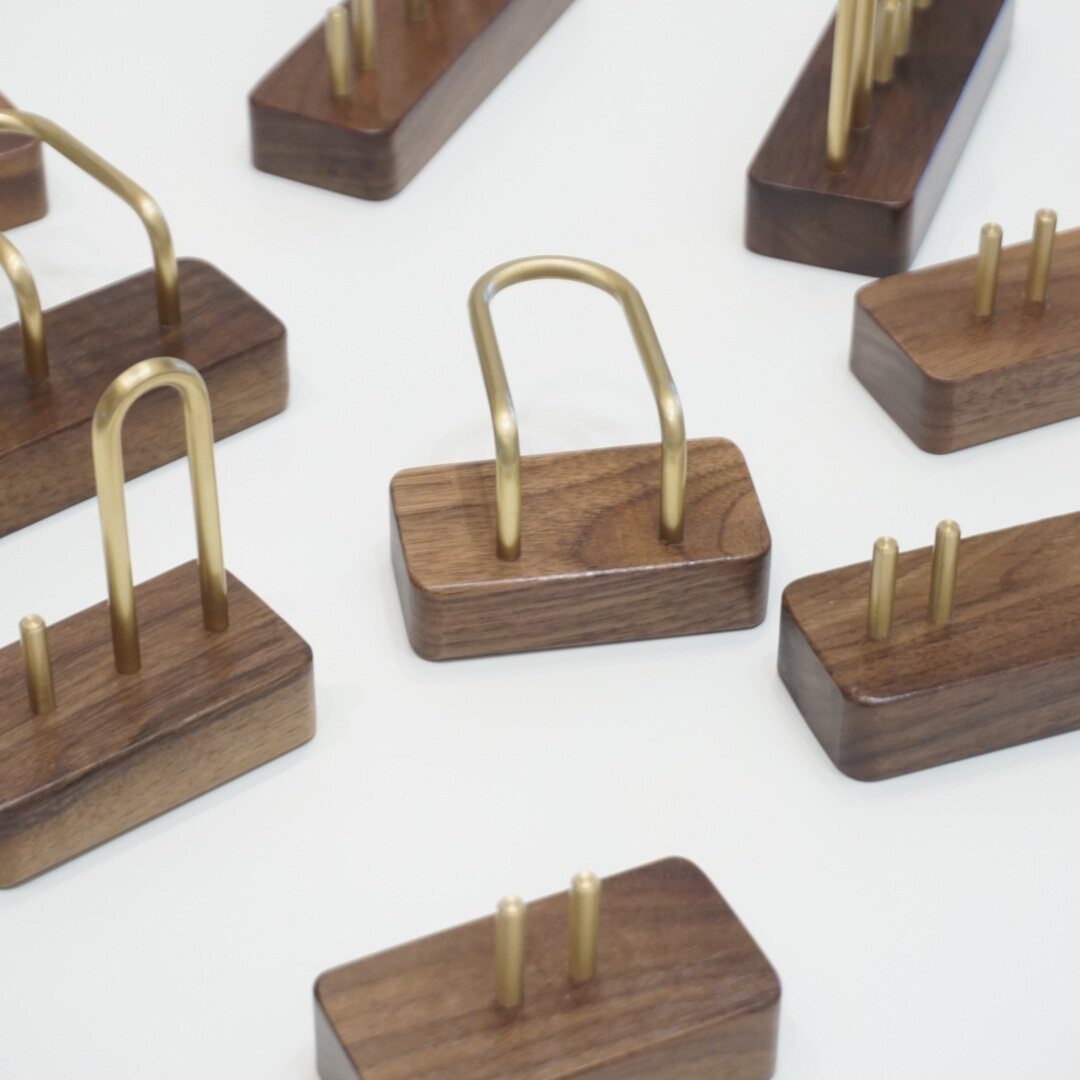 Solid wood electric toothbrush holder cup holder free of punch and makeup room toothpaste rack mouthwatering cup shelf free of wall hanging