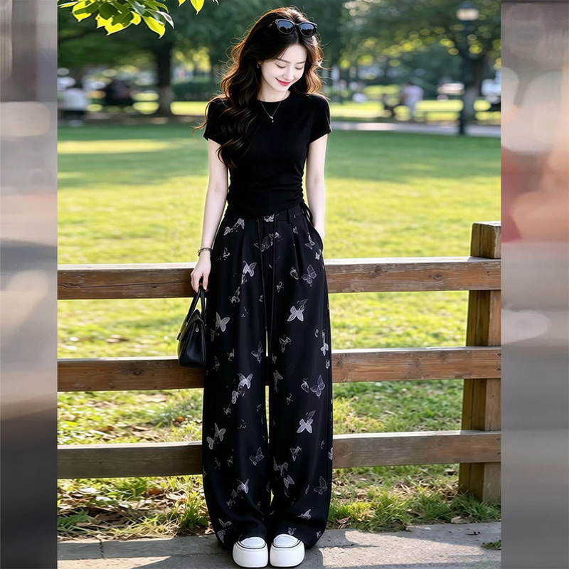 Very Stylish Women's Sportswear Set for Summer 2026, New Korean Style Niche Short-Sleeved Relaxed Wide-Leg Pants Two-Piece Set