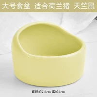 Нежный желтый бассейн с большой ветровой шляпой