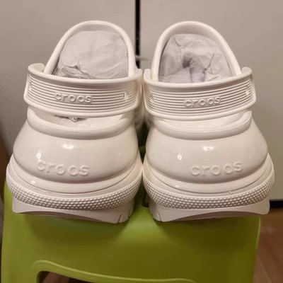 Летние тапочки в стиле Crocs, ультрамягкие босоножки, официальный продукт, (в наличии на складе), женский стиль, подходят для носки на улице, закрытый носок