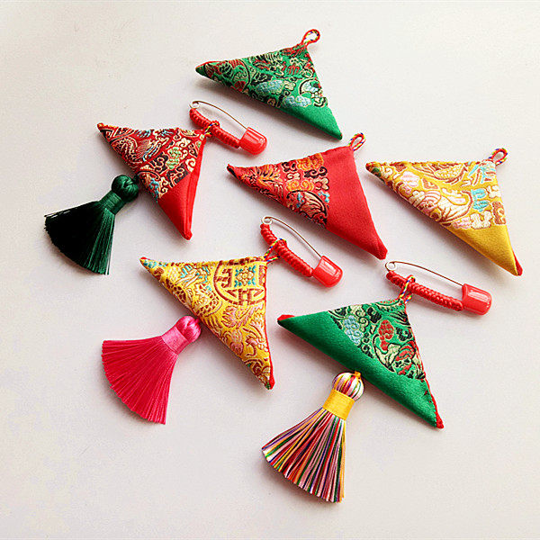 Hand sewn triangular amulet fu bag Christmas bag milky hair bag Hsu May the umbilical cord press exalted to be too old