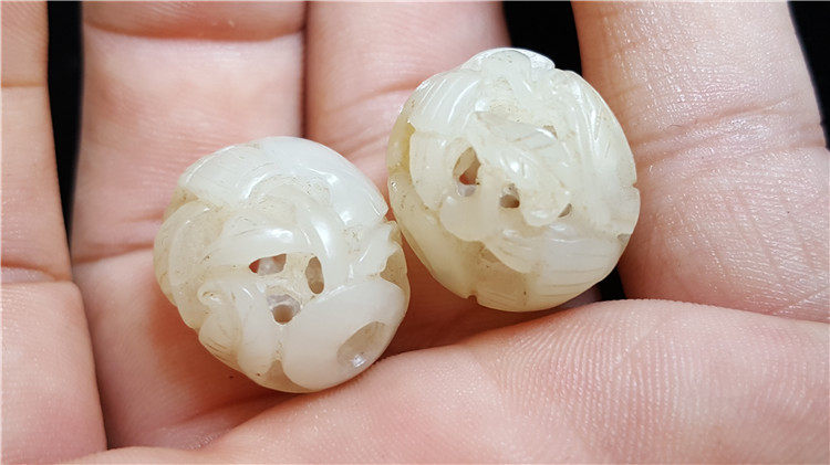 A pair of Liaojin old Hetian jade white jade hollow beads 20mm jade good package old ancient jade old jade old beads old beads