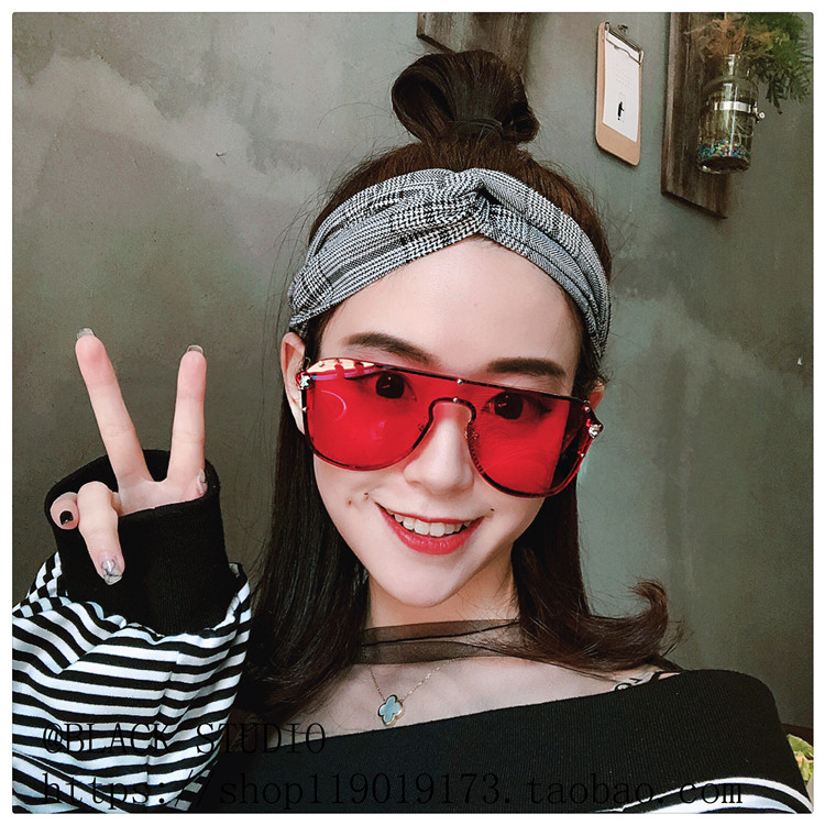 Mùa hè 2018 mới hộp lớn dính liền lớn bìa đỏ trang trí ảnh kính râm nữ mặt tròn là kính râm mỏng mắt kính