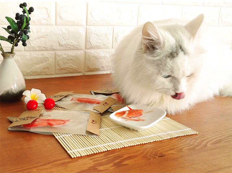 Nhật ký mèo con trắng | Trái tim cua chân mèo ngon mèo con mèo con mèo ăn vặt dải thịt 6 royal canin cho mèo