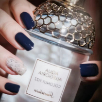 Let the color jump at your fingertips | send the shackle with the towel UNNY nail polish Oolio ~ roast the milk ~ dark blue