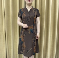 Одежда для дам 2022年夏季新款仿真丝连衣裙女中老年妈妈夏装遮肚显瘦印花a字裙