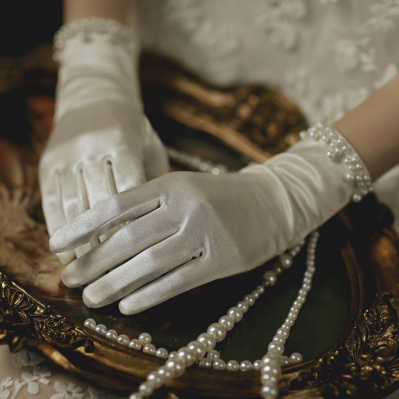 White pearl satin short wedding gloves, autumn/winter style, bridal gloves, Lolita style, elegant wedding accessories.
