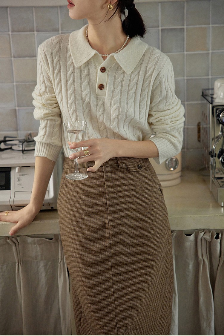 フランスのレトロなポロカラーの白いラペルツイストセーター、女性用秋と冬の優しいスタイルのウールニットボトムシャツトップ