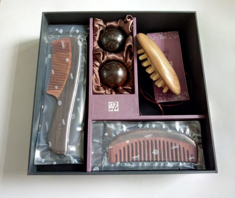 Tan carpenter gift boxes often go home to see the four seasons of Ping An wood comb fitness ball sending elders to lead the leaders