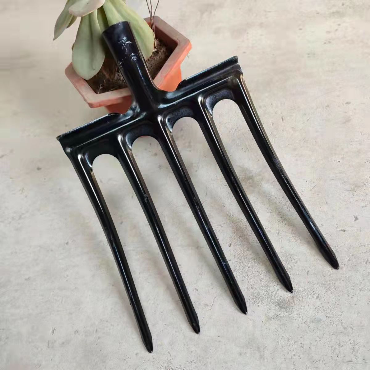 Turning the ground steel fork agricultural fork turning the soil digging fork to open up the wasteland artifact digging sweet potato potatoes onion garlic tooth hoe tool