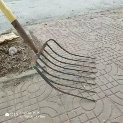 Cow dung fork Agricultural tools large size pitchfork cow farm coal fork corn straw forage fork agricultural steel fork teeth four solid