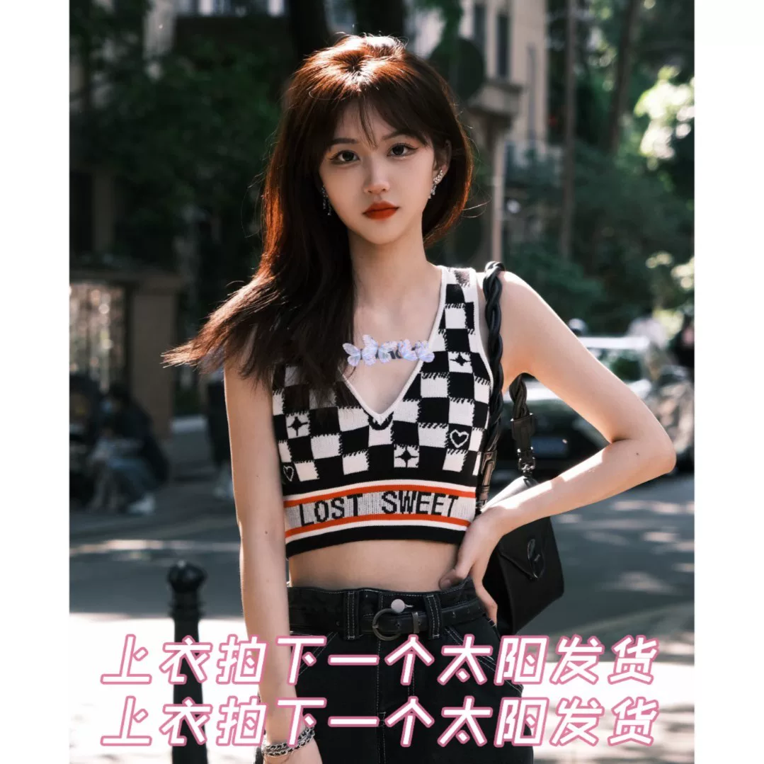 Шахматная (?) — уточнить: исходный элемент говорит "Chess, knitted summer trend tank top sleevless, American style, V-neckline, with short sleeve". Переводим как: "Чешская? Нет. Chess". Likely это бренд/слово 'Chess' как стиль/бренд. В задании сохранять формат: [Type of product] + [Brand] + [Model] + [1–2 key product features]. Здесь исход: Chess, knitted summer trend tank top sleeveless, American style, V-neckline, with short sleeve. Перевод: "Кашемир?" Нет. Будем сохранять как: "Chess, связанный летний топ без рукавов, американский стиль, V-образный вырез, с коротким рукавом". Но нужно сохранить формат: [Тип] + [Бренд] + [Модель] + ... В оригинале нет явного типа, но можно: "Топ без рукавов" как тип. Бренд: Chess. Модель: knitted summer trend tank top sleeveless? Можно: "летний вязаный топ без рукавов". Признак: американский стиль, V-образный вырез, с коротким рукавом. Но есть противоречие: sleeveless и short sleeve вместе. That is odd. We'll translate literally: "Топ без рукавов" и далее. Output: [ландшафт] JSON array string. I'll produce: