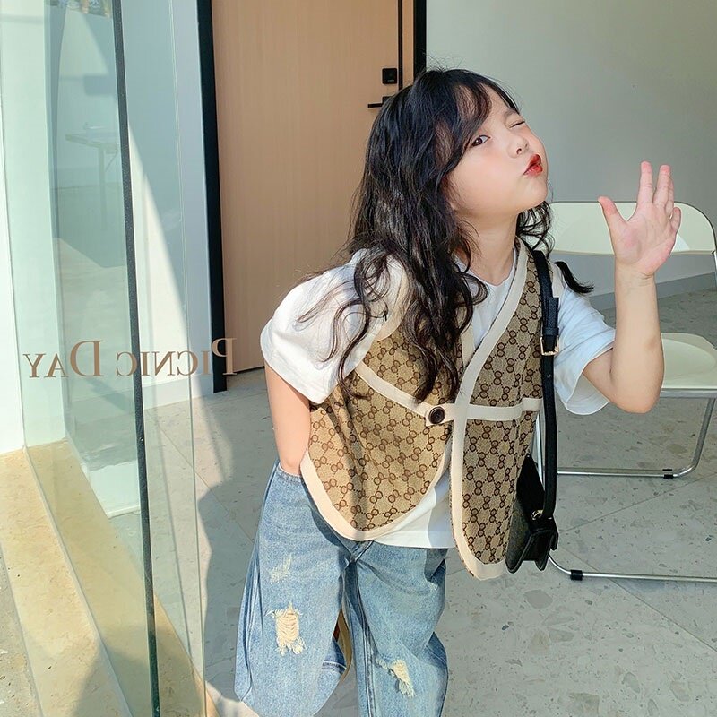 Girl's small fragrant wind waistcoat outside wearing 2022 spring new child Han version 100 lap sleeveless vest thin jacket