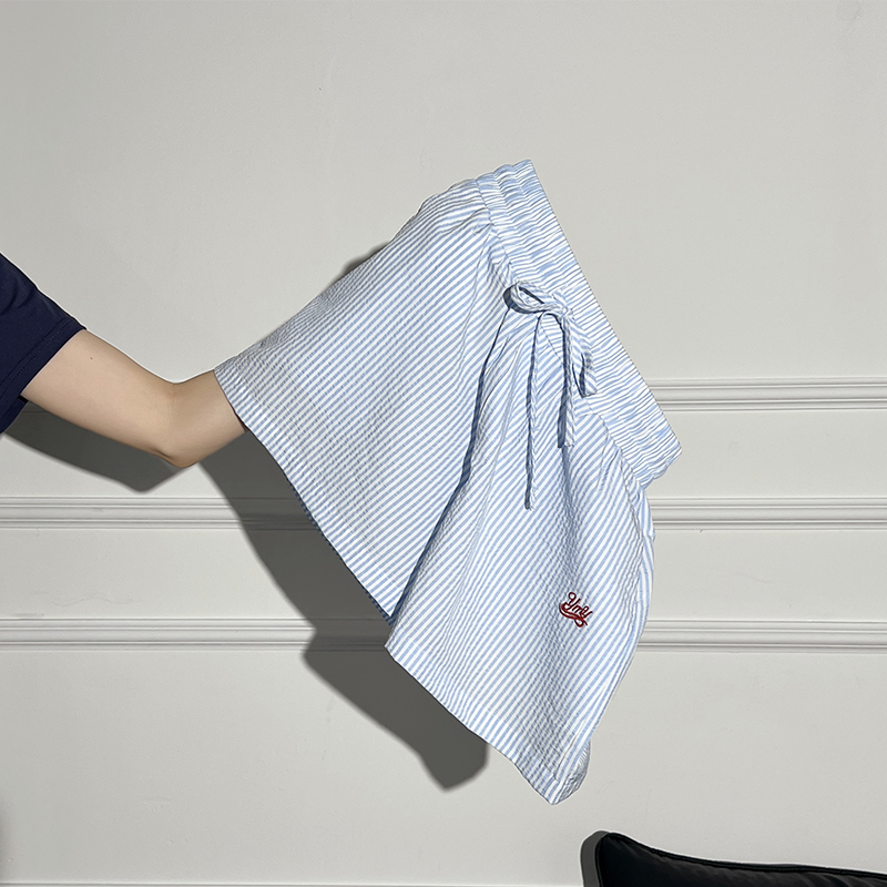 ラ・シャペルのブルーのストライプ刺繍入りワイドレッグショーツ（レディース、夏用）、ハイウエスト、スリミング、多用途のドローストリングショーツ