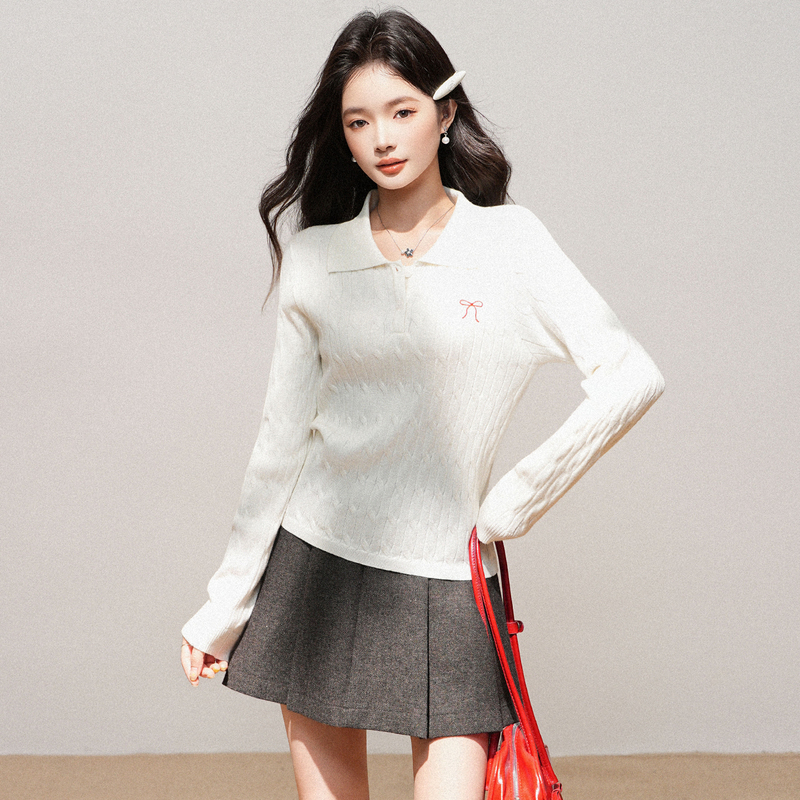 Very Nice-Looking White Long-Sleeved Knitted Base Shirt for Women, Slim Fit, Flattering, Spring and Autumn T-Shirt with a Polo Collar