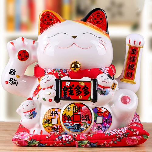 Джи Маттанг пожимает руки и набирает кошек и кошек.