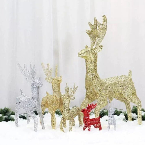 Рождественская сцена декорации. Поставки припасы, чтобы вытащить автомобильный лосей рождественский олень