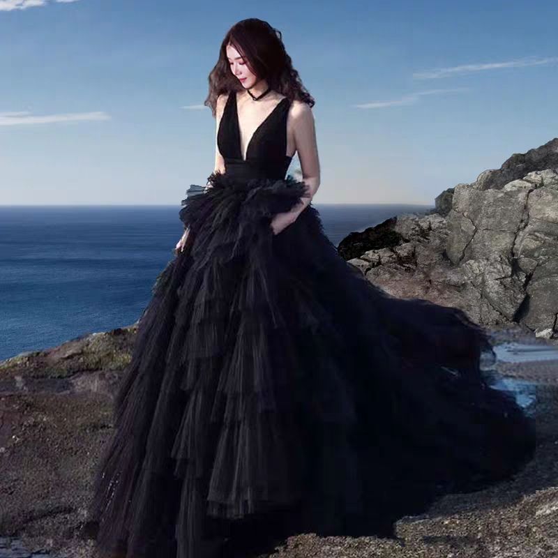 Clothing suitable for photo sessions, black wedding dress